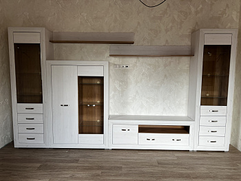 Витрина Malta лиственница сибирская/орех лион