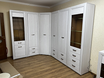 Витрина с подсветкой Malta лиственница сибирская/орех лион REG1W3S